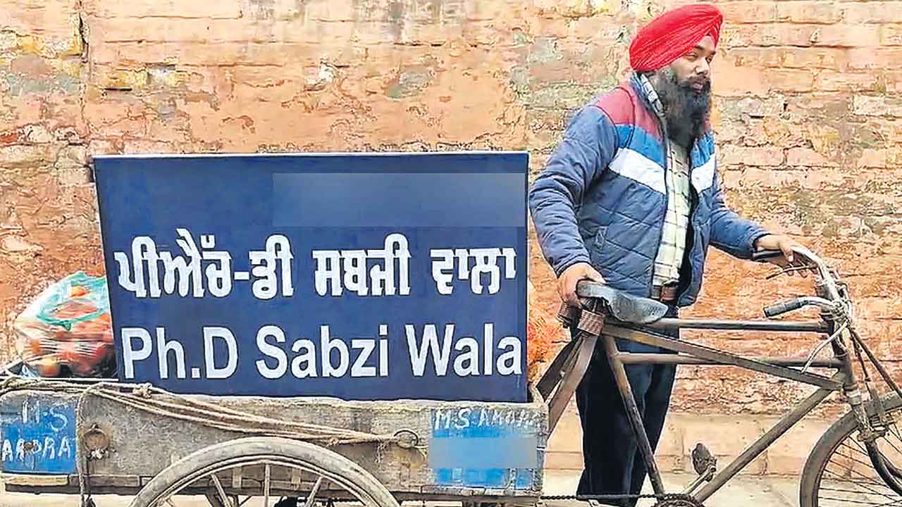 PHD Sabzi wala | పీహెచ్‌డీ.. 4 పీజీలు.. అయినా కూరగాయలు అమ్ముకుంటున్న పంజాబీ