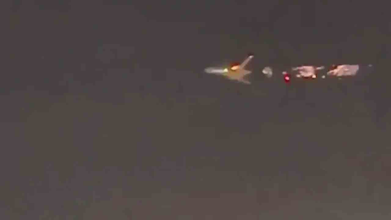 Plane Catches Fire | విమానం గాల్లో ఉండగా ఇంజిన్‌లో మంటలు.. తప్పిన పెను ప్రమాదం.. VIDEO