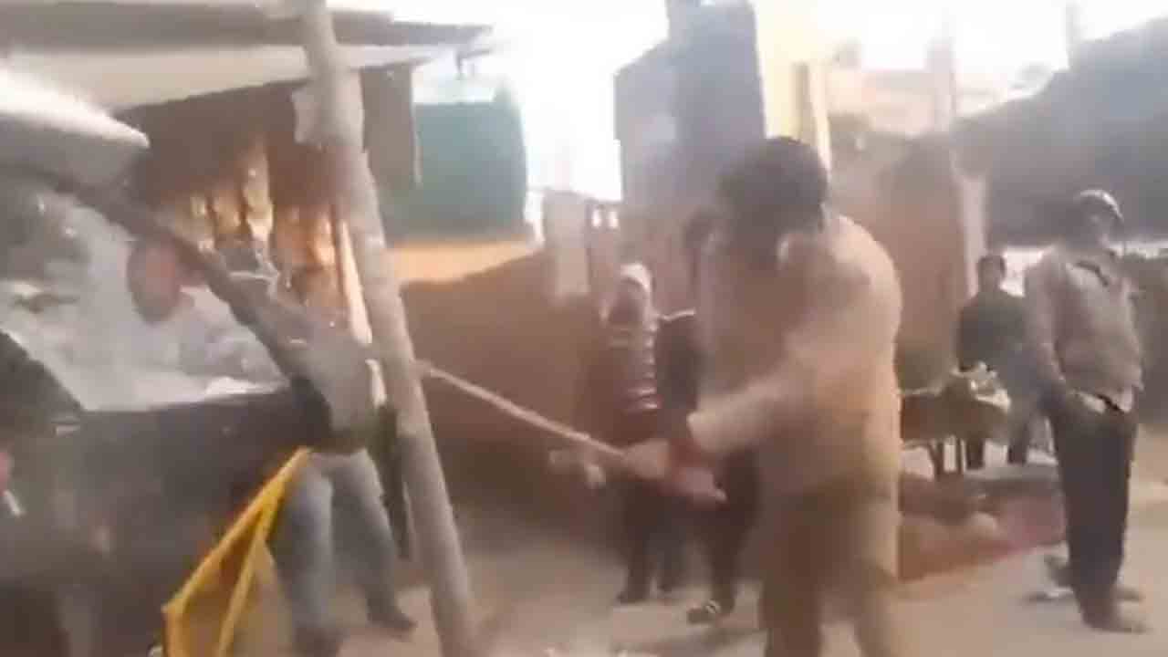 Watch: ఆటోను ధ్వంసం చేసిన కానిస్టేబుల్‌.. వీడియో వైరల్‌ కావడంతో సస్పెండ్