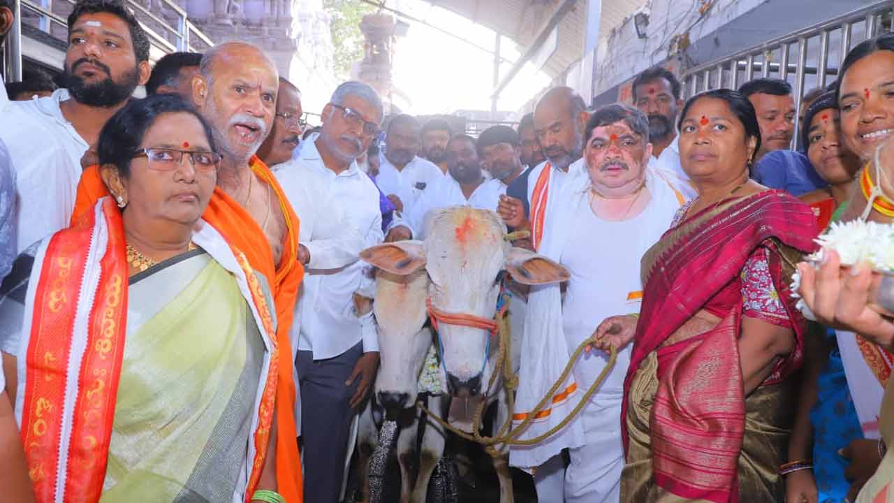 Ponnam Prabhakar | ఎములాడ రాజన్నకు కోడె మెక్కు సమర్పించుకున్న మంత్రి పొన్నం