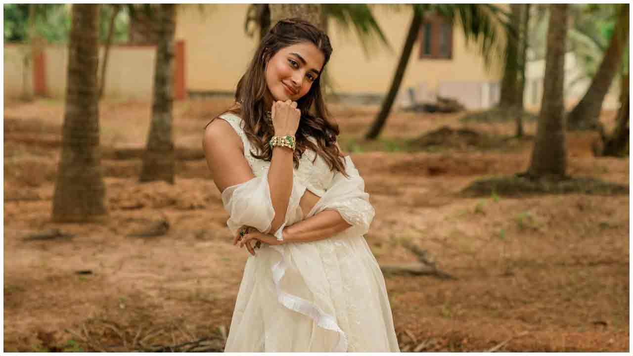 Pooja Hegde | చిరునవ్వుతో అలరిస్తున్న పూజా హెగ్డే..