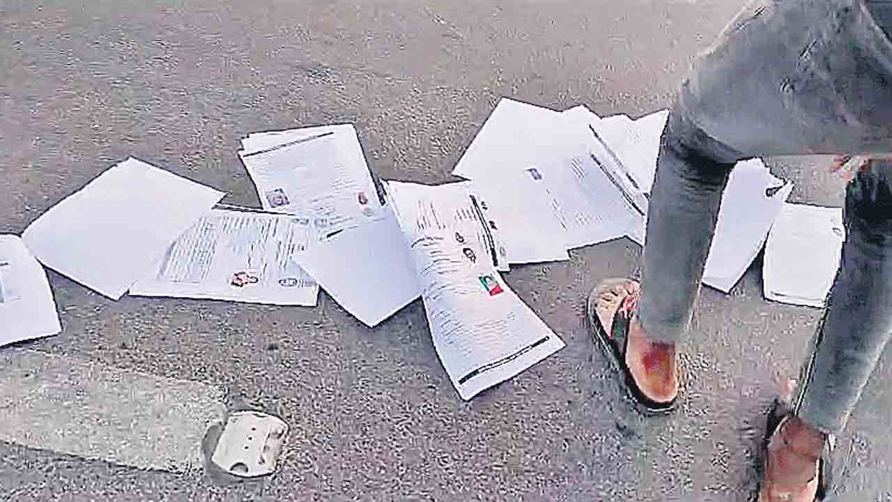 నమ్మినోళ్లను నడిరోడ్డుపై..