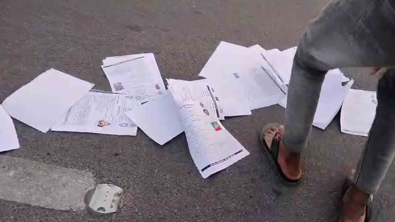 Prajapalana | రోడ్డెక్కిన ప్రజా పాలన.. బాలానగర్‌ ఫ్లైఓవర్‌పై అభయహస్తం దరఖాస్తులు