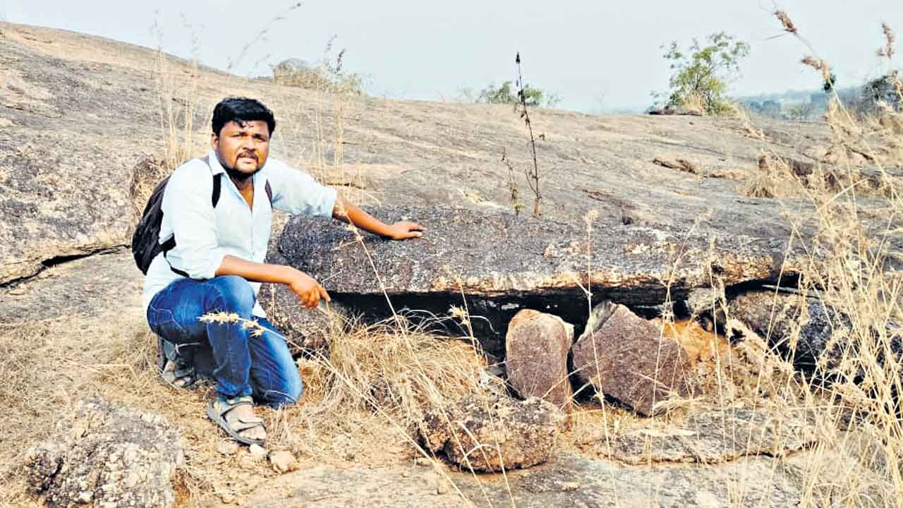 గట్టుకిందపల్లి గుట్టలపై డోల్మెన్‌ సమాధులు