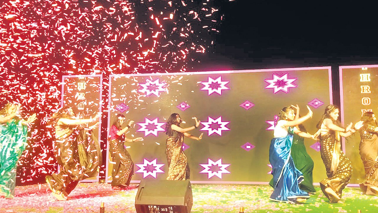 మెడికోల ప్రెషర్స్‌ డే హంగామా