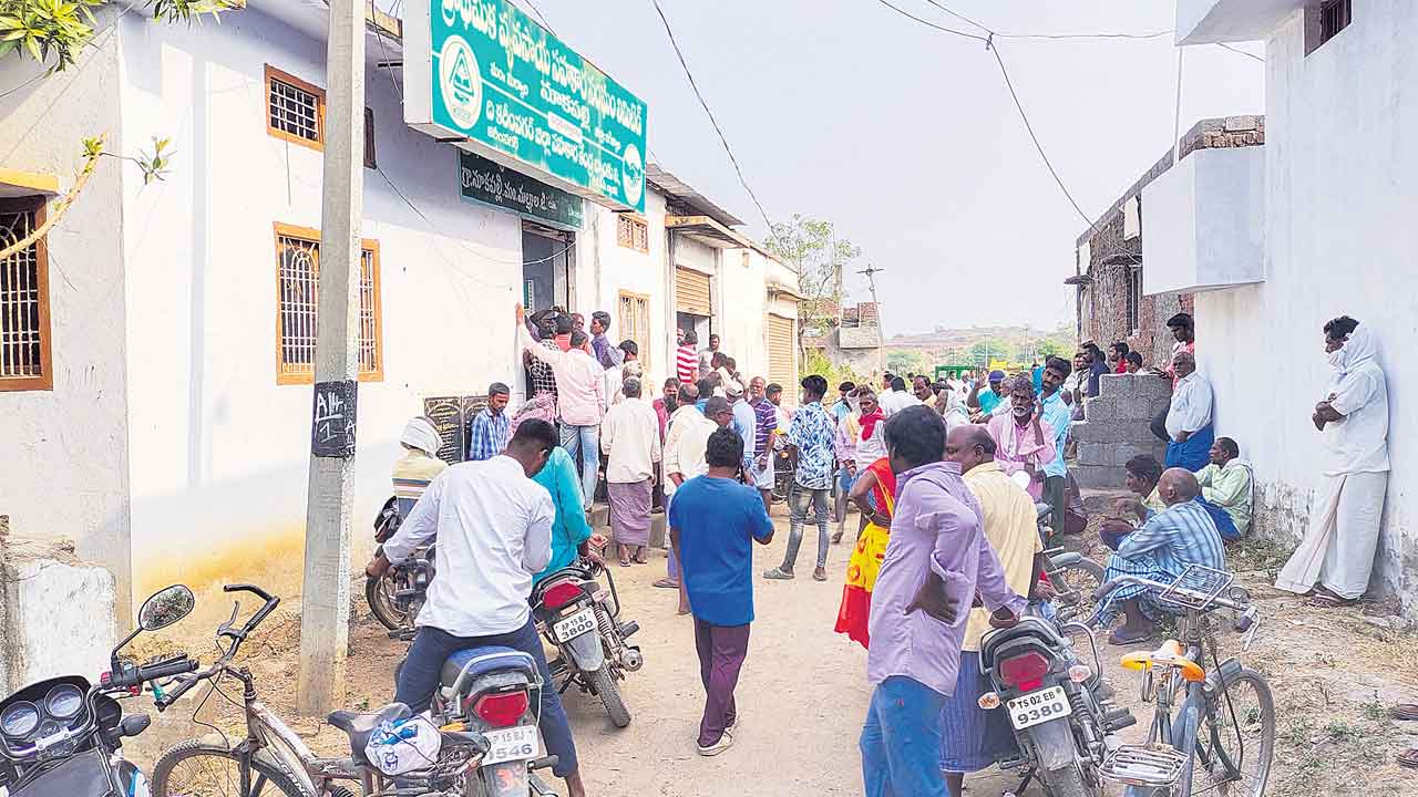 Uria | యూరియా పరేషాన్‌.. గంటల తరబడి క్యూలో నిరీక్షిస్తున్న రైతులు