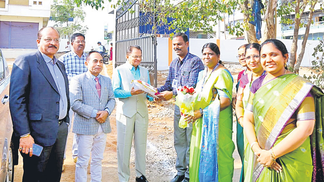 ప్రభుత్వ డిగ్రీ కళాశాలను పరిశీలించిన న్యాక్‌ బృందం