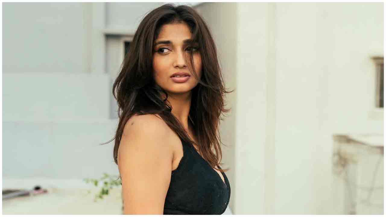 Priya Vadlamani | గ్లామర్ డోస్ పెంచేసిన ప్రియ వడ్లమని..