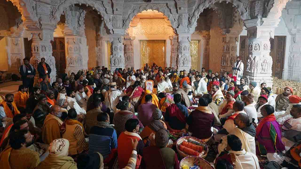 Ayodhya | గర్భగుడిలోకి బాల రాముడి విగ్రహం..!