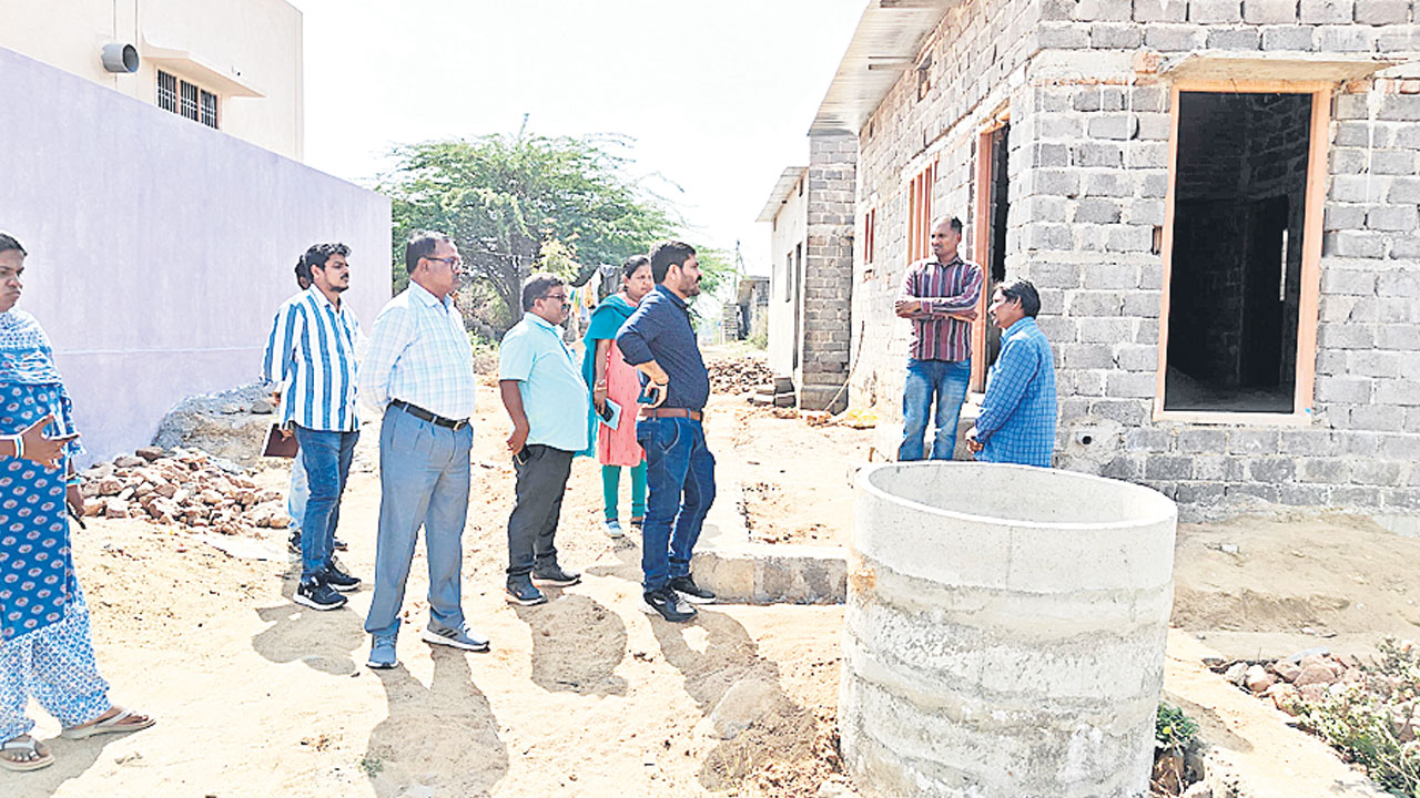 అక్రమ నిర్మాణాలను పరిశీలించిన ఆర్డీవో