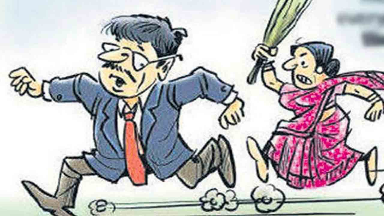 పోకిరీ మొగుళ్లను పొట్టుపొట్టు కొట్టిండ్రు