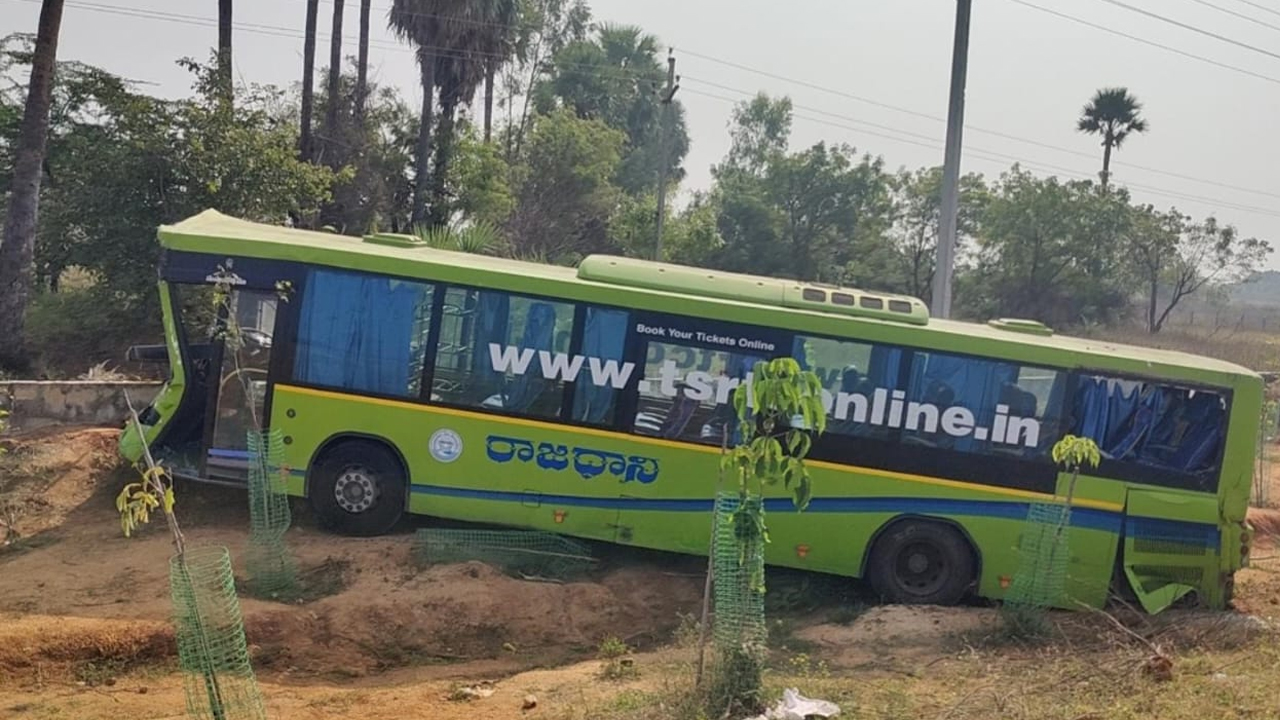Suryapet | పల్టీలు కొట్టిన రాజధాని బస్సు.. తప్పిన పెను ప్రమాదం..