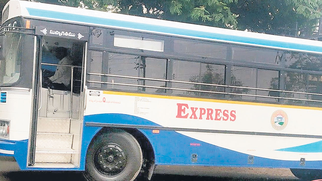 మంథని టూ చంద్రాపూర్‌ బస్సులు బంద్‌