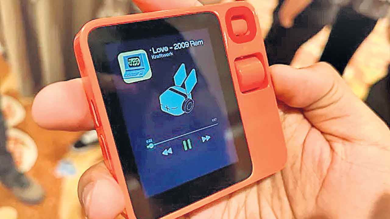 Rabbit R1 | స్మార్ట్‌ఫోన్లకు ఇక కాలం చెల్లు!.. అన్ని ఫీచర్లతో సరికొత్త ఏఐ డివైజ్‌ను తీసుకొచ్చిన ‘ర్యాబిట్‌’