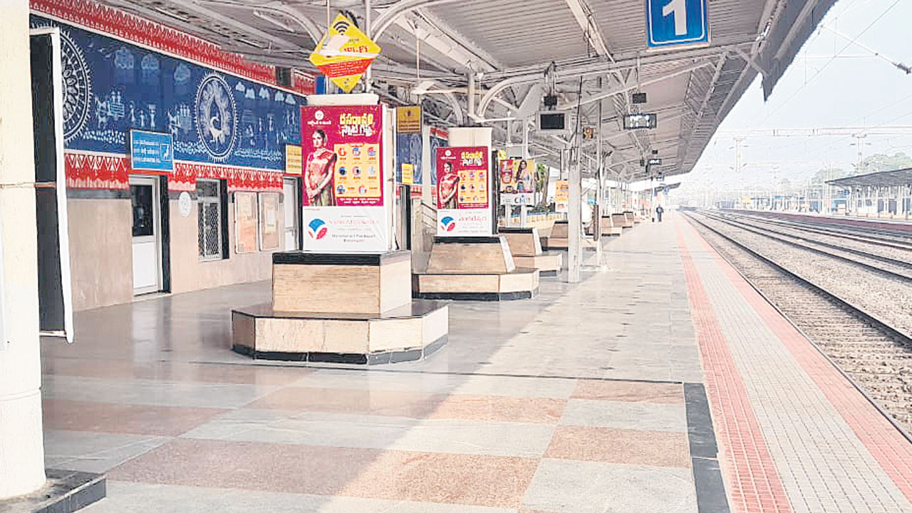 రైళ్ల రాకపోకలకు బ్రేక్‌