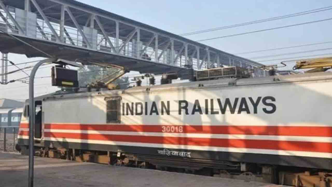 Fine to Railways | రైలులో అపరిశుభ్రతపై కోర్టును ఆశ్రయించిన వ్యక్తి.. రూ.30,000 చెల్లించాలని ఆదేశం