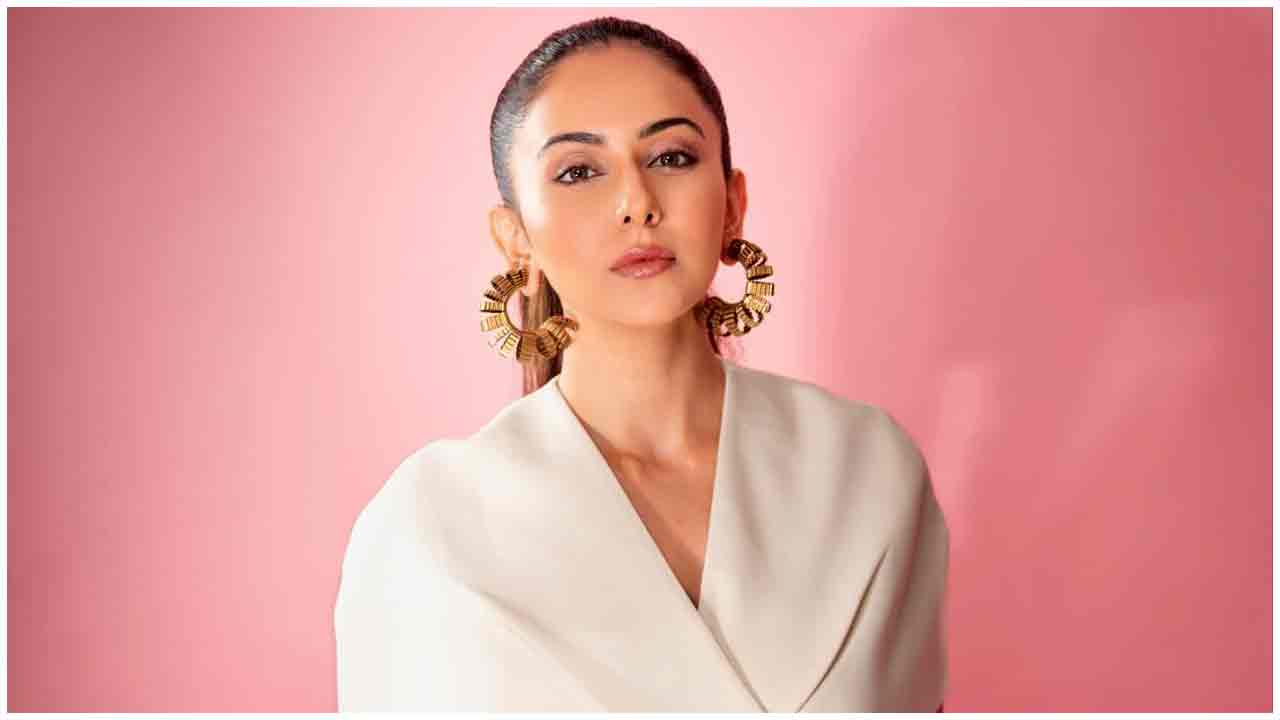 Rakul Preet Singh | సరికొత్త పోజులతో దిల్‌ఖుష్ చేస్తున్న రకుల్ ప్రీత్ సింగ్..