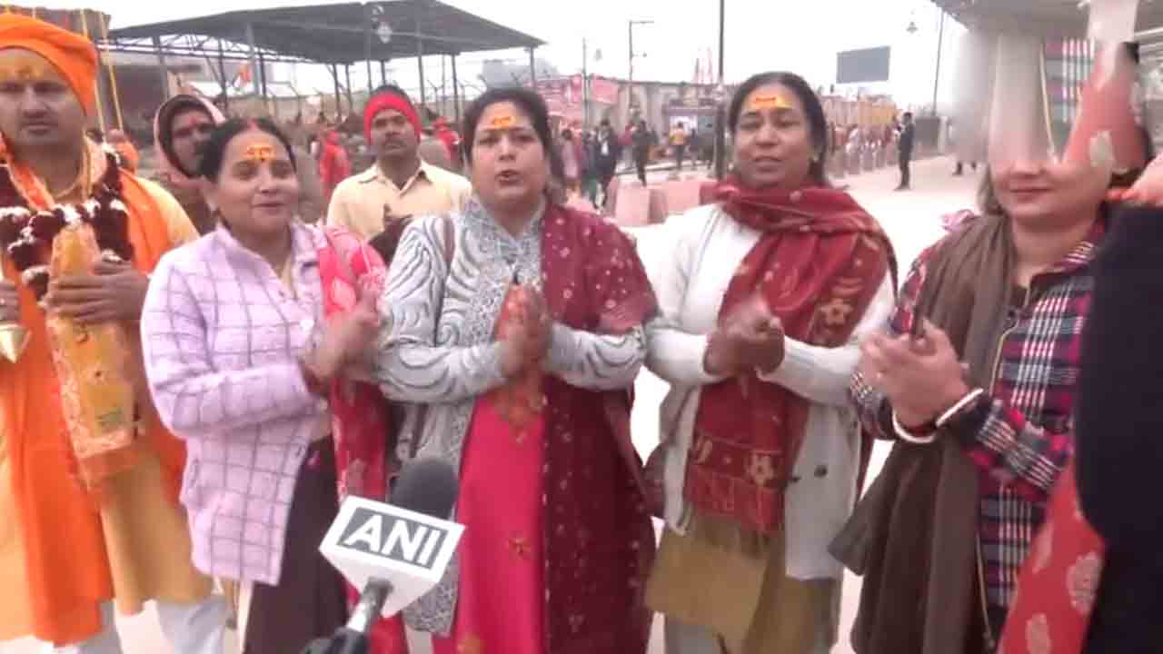 Ram Bhajan | అయోధ్యలో రామయ్యను స్తుతిస్తూ భజన కీర్తనలు పాడుతున్న మహిళలు.. Video