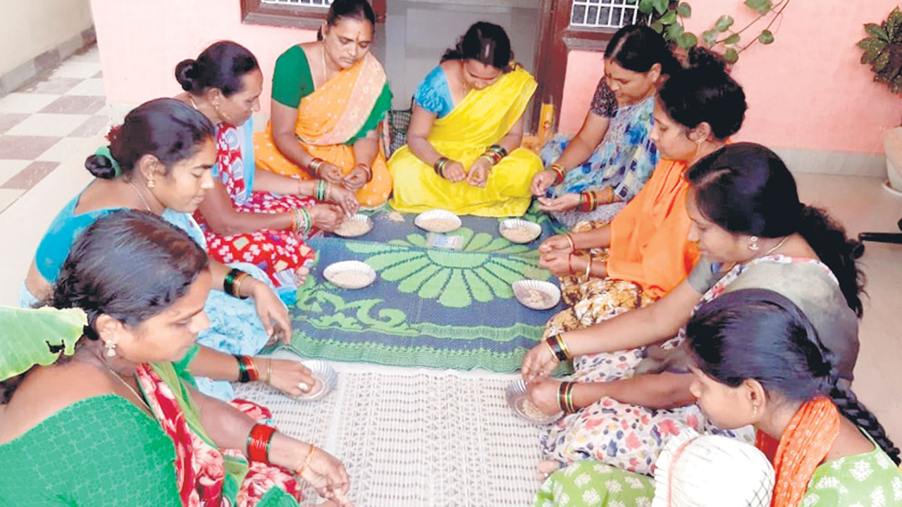 భదాద్రి రాముడికి గోటితో ఒలిచిన తలంబ్రాలు