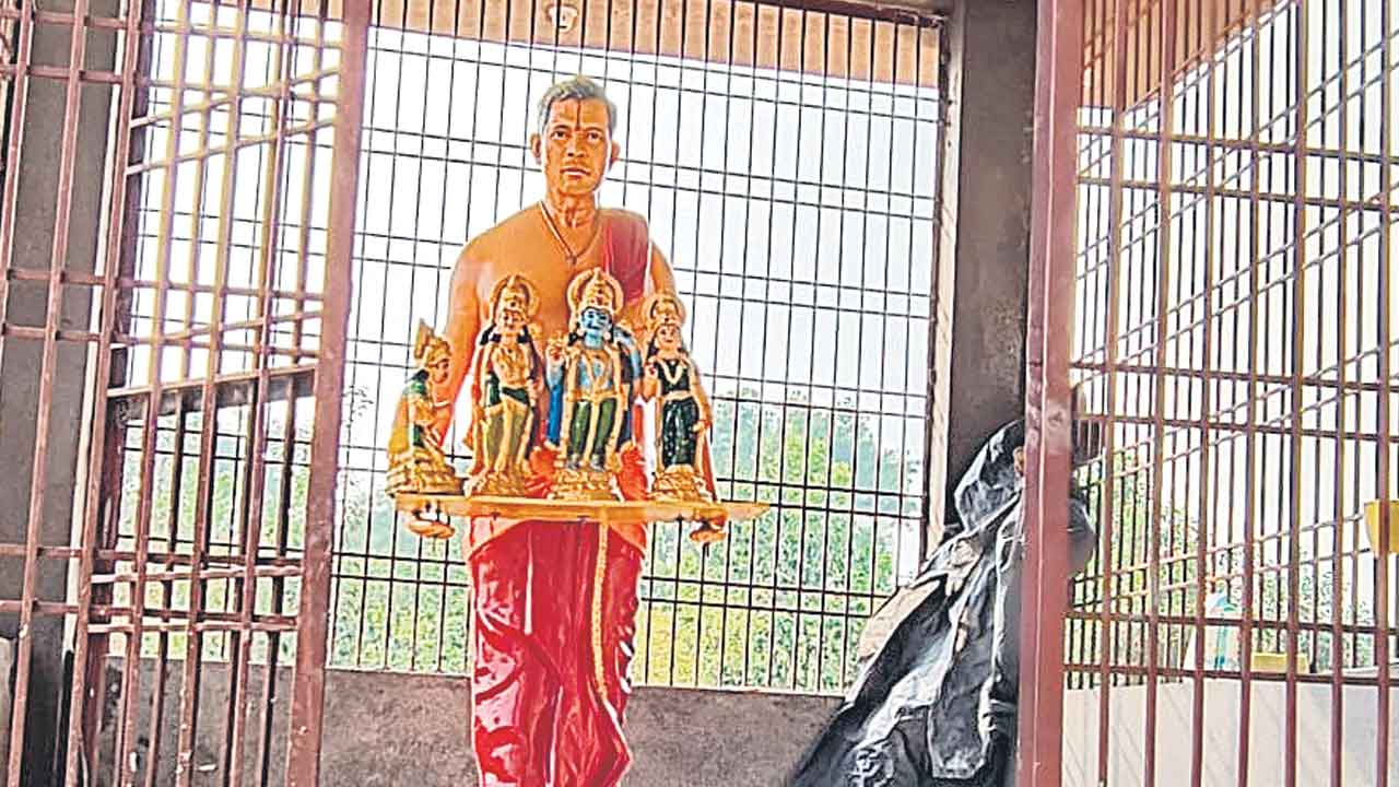 అర్చకుడికి ఆలయం!