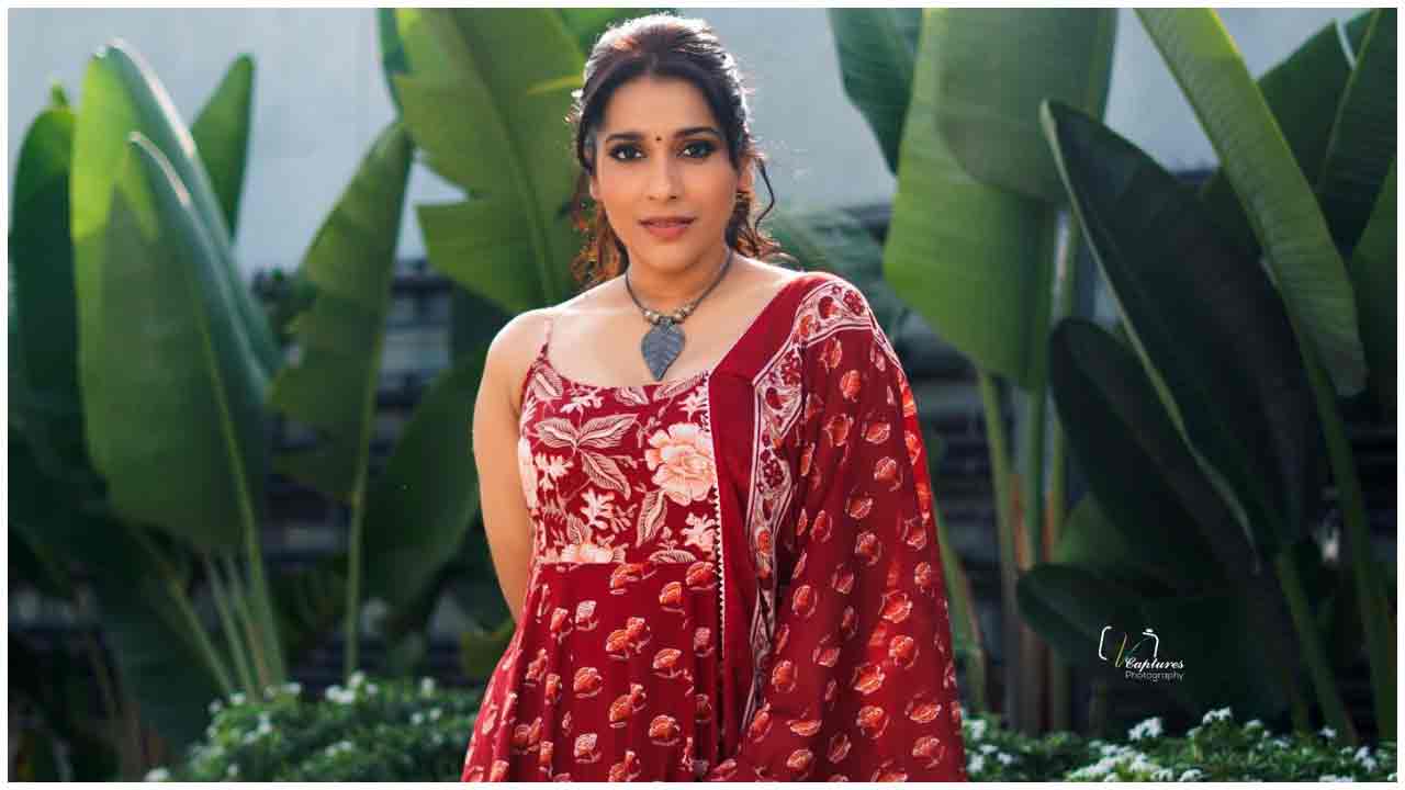 Rashmi Gautam | ముసిముసి నవ్వులతో మురిపిస్తున్న రష్మి గౌతమ్..