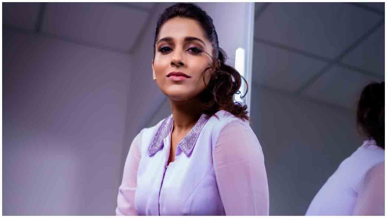 Rashmi Gautam | మత్తెక్కించే చూపులతో పిచ్చెక్కిస్తున్న రష్మి గౌతమ్..