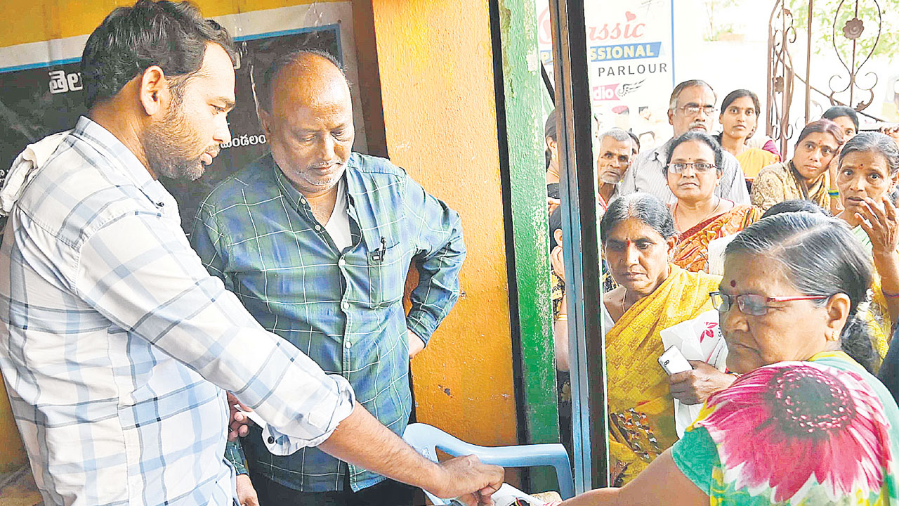 కొనసాగుతున్న రేషన్‌ ఈకేవైసీ