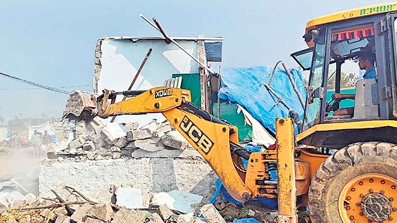 అక్రమ నిర్మాణాలపై ఉక్కుపాదం