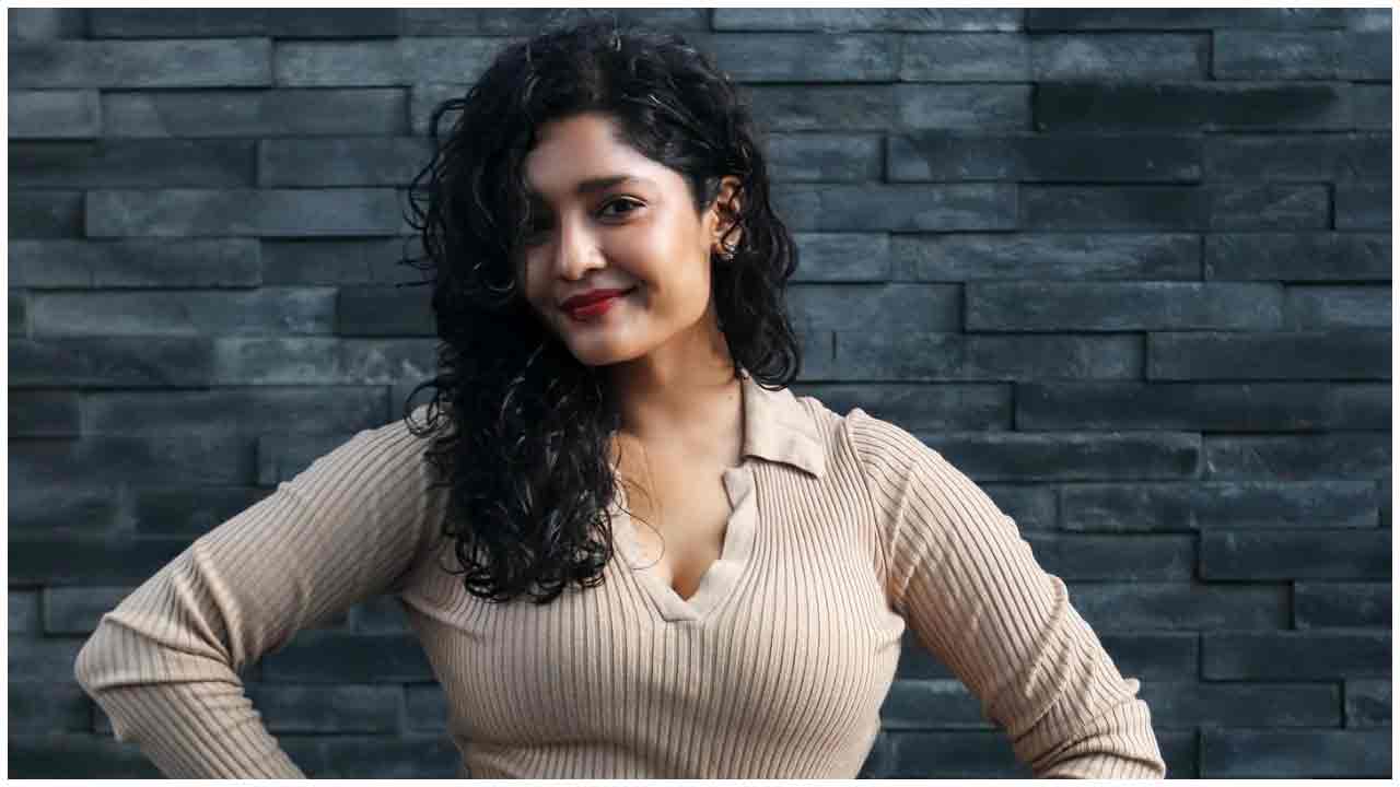 Ritika Singh | ముసిముసి నవ్వులతో మురిపిస్తున్న రితికా సింగ్..