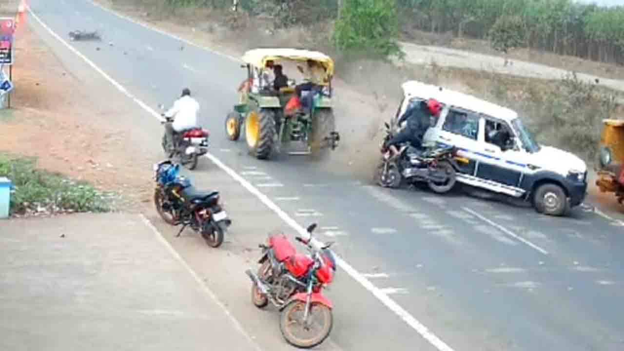 Road Accident | వేగంగా వెళ్తూ ఆటో, రెండు బైక్స్‌ను ఢీ కొట్టిన ఎస్‌యూవీ వాహనం.. ముగ్గురు మృతి.. షాకింగ్‌ వీడియో