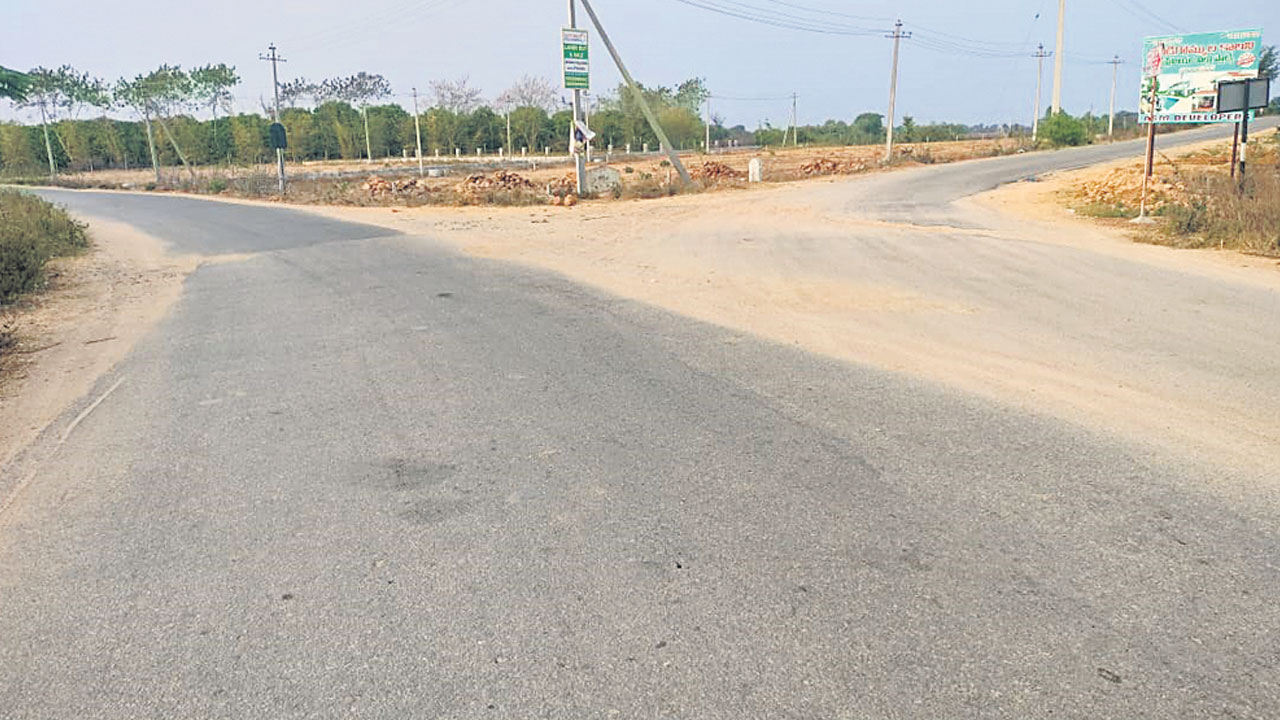 ఏ రోడ్డు ఎటు పోతుందో..