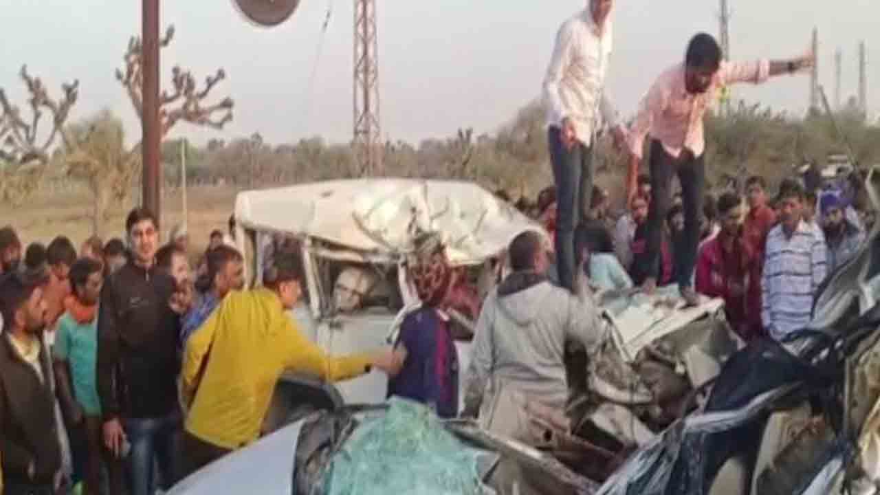 Road accident | డివైడర్‌ను దాటి ఎదురుగా వస్తున్న కారును ఢీకొట్టిన మరో కారు.. ఆరుగురు దుర్మరణం..!