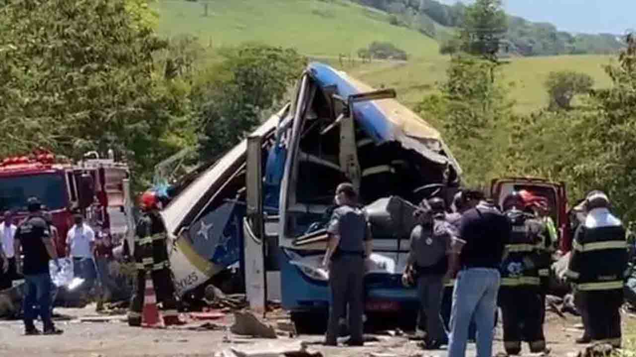 Road accident | టూరిస్ట్‌ బస్సు, ట్రక్కు ఢీ.. 25 మంది దుర్మరణం