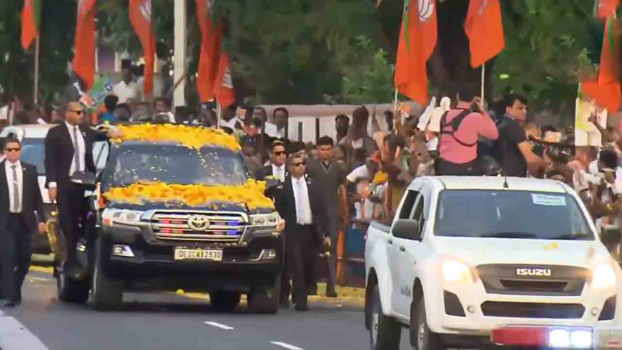 PM Modi | చెన్నైలో ప్రధాని రోడ్‌ షో.. పూల వర్షం కురిపించిన జనం.. Video