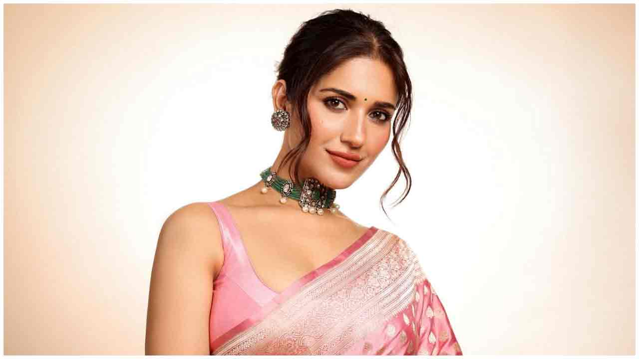 Ruhani Sharma | గులాబీ చీరలో గుబాళిస్తున్న రుహనీ శర్మ..