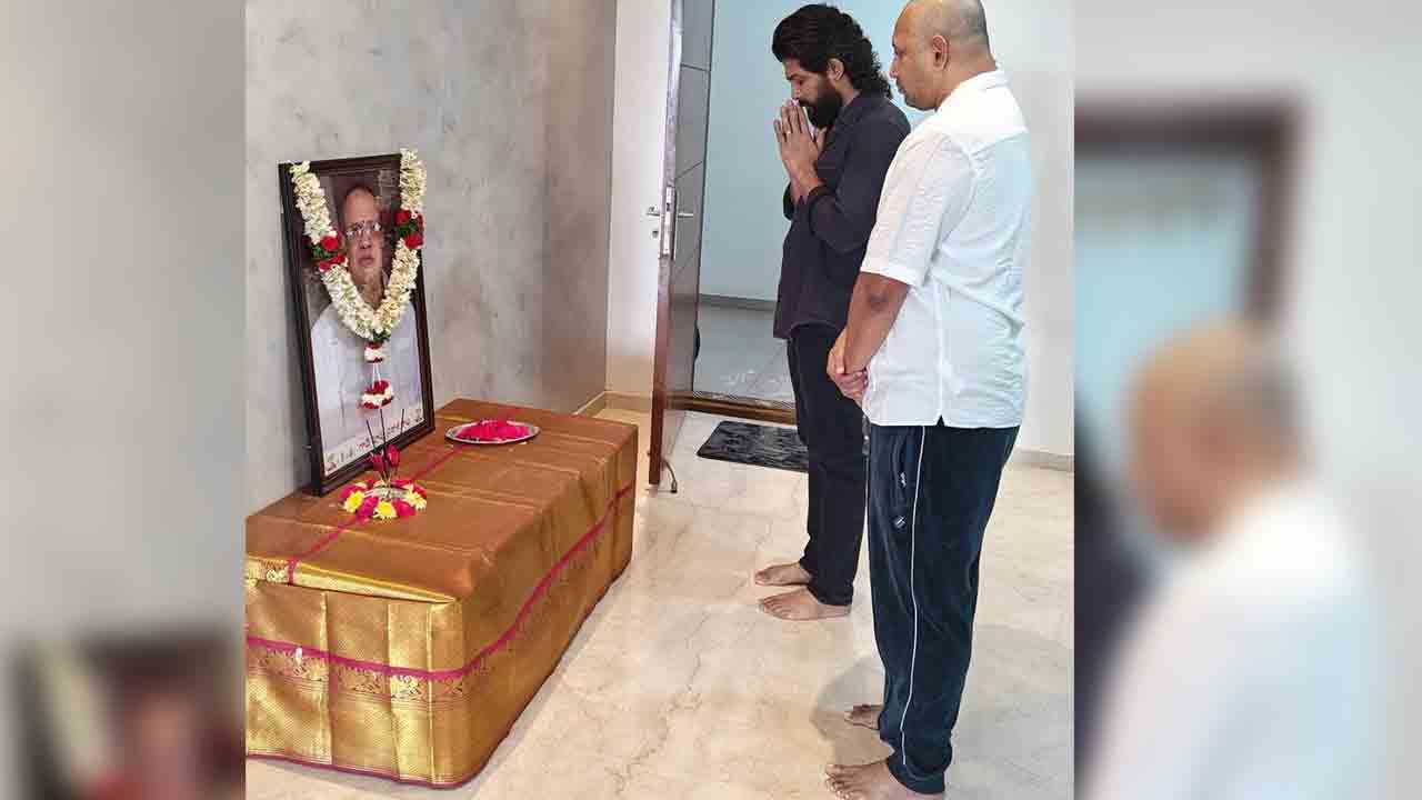 SKN | నిర్మాత ఎస్‌కేఎన్‌కు అల్లు అర్జున్ పరామర్శ