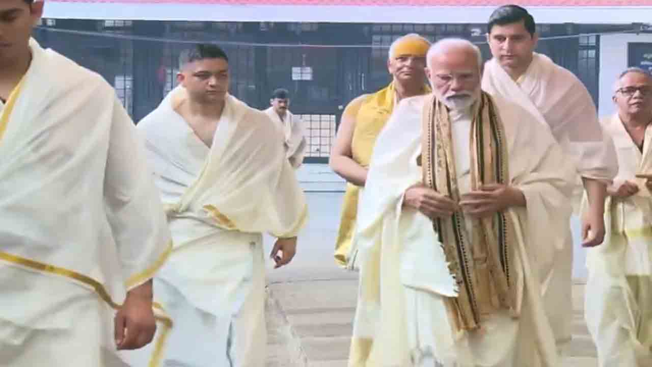 PM Modi’s SPG Commandos In Dhoti | మోదీతో పాటు ధోతీలు ధరించిన ఎస్పీజీ కమాండోలు.. వీడియో   వైరల్‌