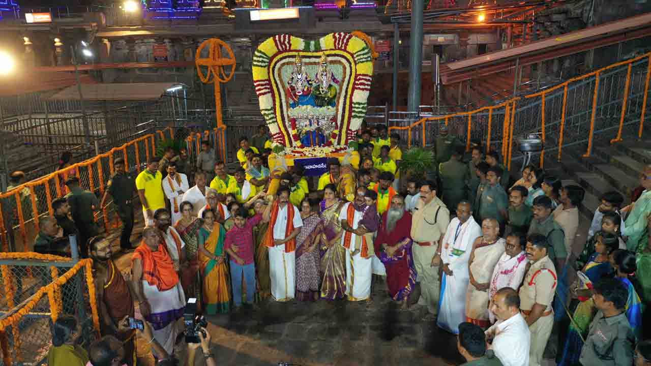 Srisailam | శ్రీశైలంలో మకర సంక్రాంతి సంబరాలు.. సంప్రదాయంగా భోగి మంటలు..!