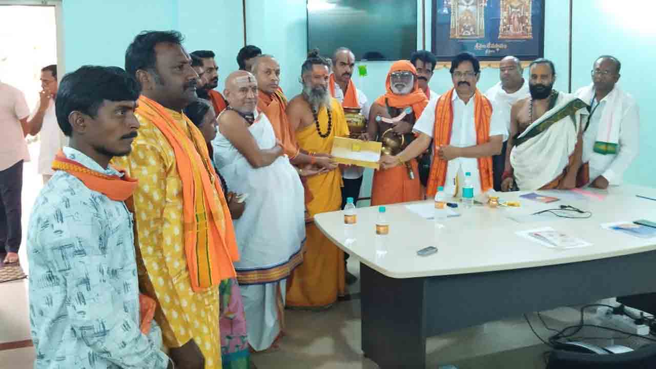 Srisailam | శ్రీశైలంలో ఆధ్యాత్మిక గురువులకు రామ మందిర ఆహ్వాన పత్రిక