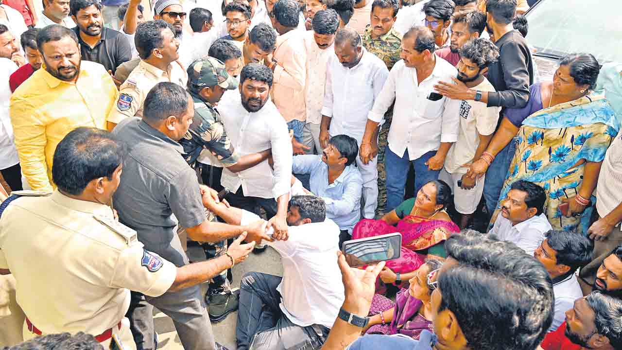 బీఆర్‌ఎస్‌ కౌన్సిలర్‌ ఇంటిపై దాడి