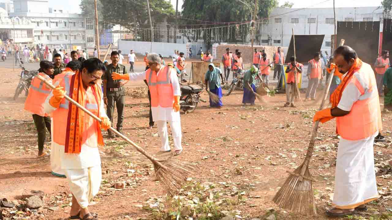 Srisailam | శ్రీశైలంలో స్వఛ్చ్ తీర్థ కార్యక్రమం.. చైర్మ‌న్‌, ఈఓ ఆధ్వ‌ర్యంలో పారిశుద్ధ్య ప‌నులు..