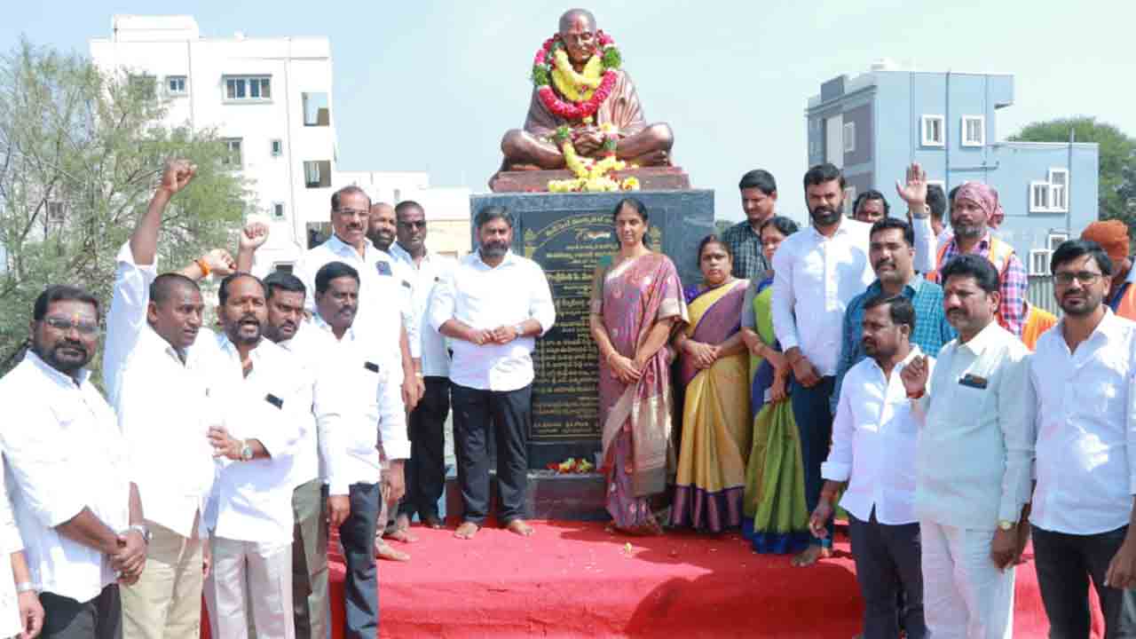 Sabita Indra Reddy | గాంధీజీని ఆదర్శంగా తీసుకోవాలి : మాజీ మంత్రి సబితా ఇంద్రారెడ్డి