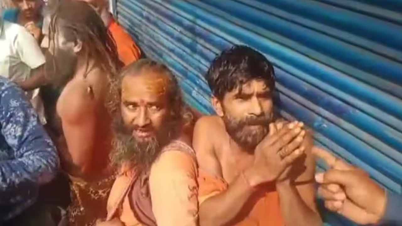 Sadhus | కిడ్నాపర్లు అనుకొని సాధువులను చితకబాదారు..
