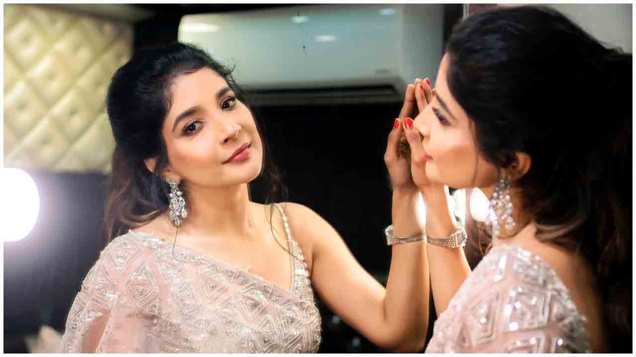 Sakshi Agarwal | అద్దంలో చూస్తూ మురిసిపోతున్న సాక్షి అగర్వాల్..