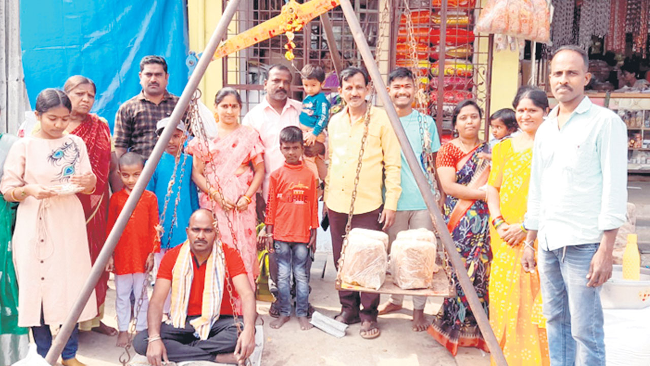 సమ్మక్క-సారలమ్మకు మొక్కులు