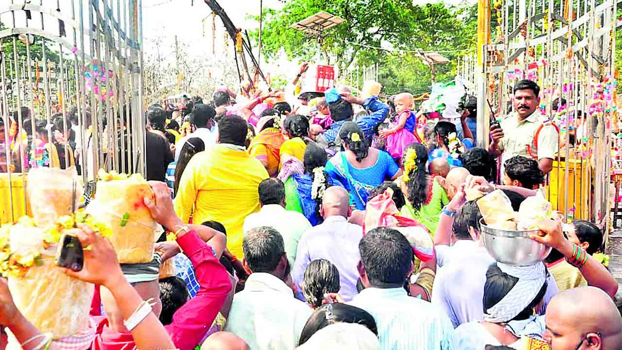 తల్లుల దీవెనల కోసం బారులు