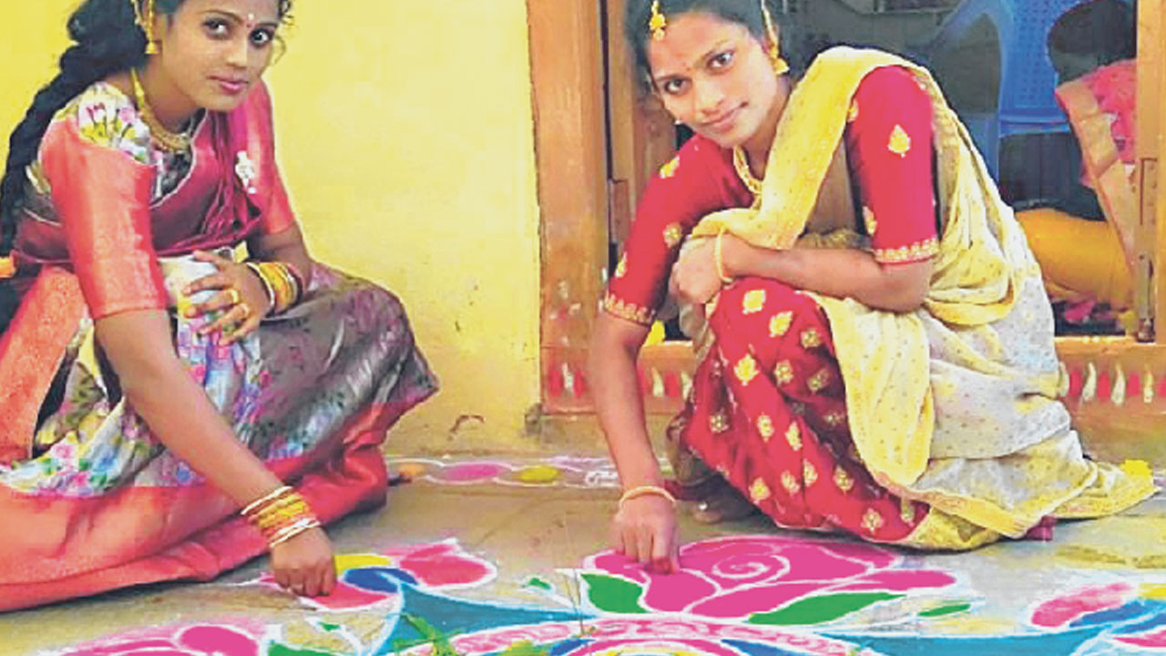 ఇంటి లోగిళ్లు..ఇంద్రధనస్సులు