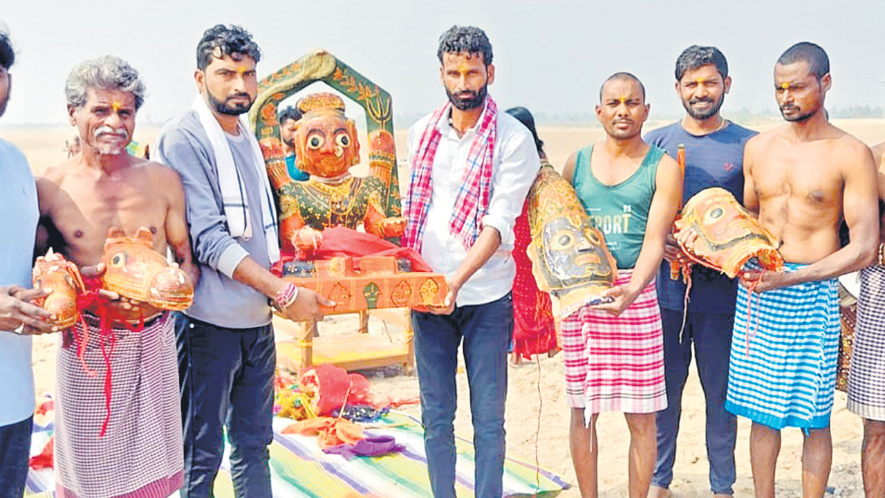 అమ్మవార్లకు అభిషేకాలు