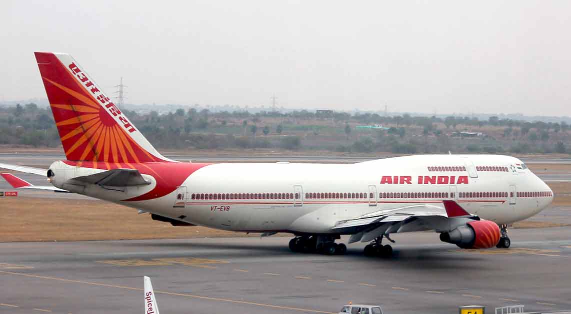 Shamshabad | సాంకేతిక లోపంతో నిలిచిన విమానం.. శంషాబాద్‌ ఎయిర్‌పోర్టులో ప్రయాణికుల ఆందోళన