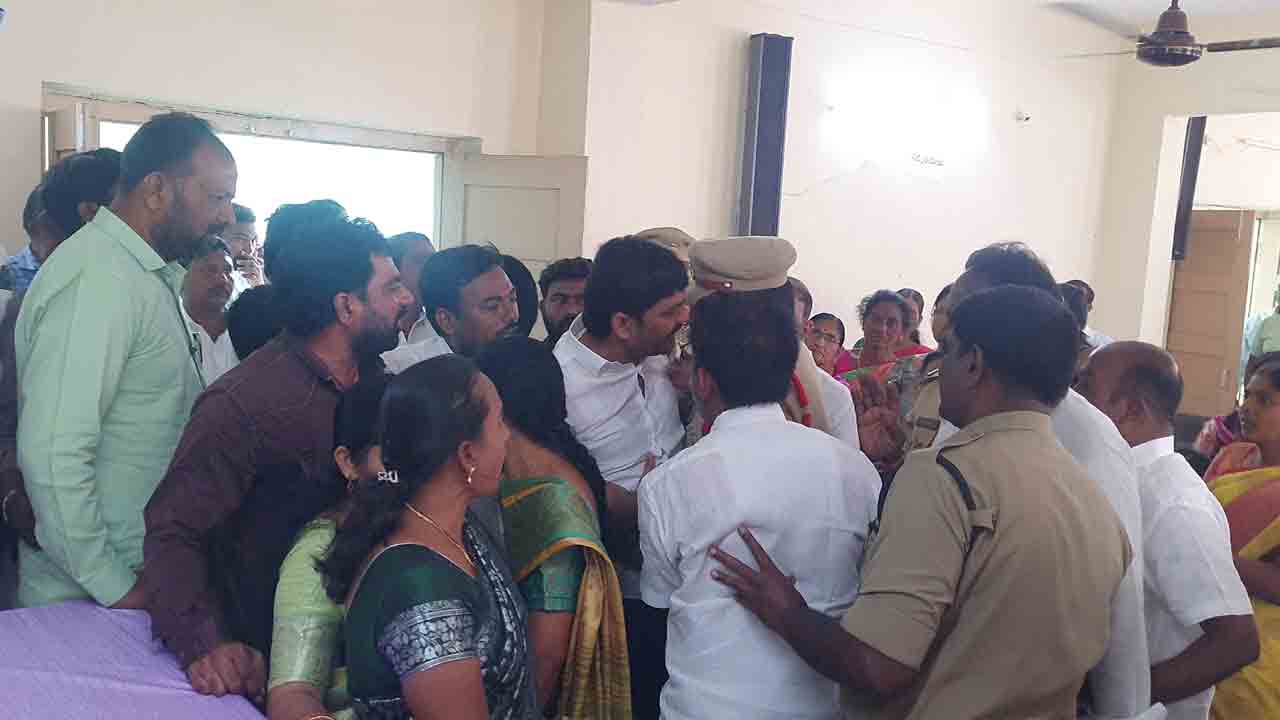 MLA Satyanarayana | కింద కూర్చో లేదంటే గెట్‌లాస్ట్‌.. వేదికపై తన సీటు ఏదని అడిగిన జడ్పీటీసీపై మానకొండూర్‌ ఎమ్మెల్యే దురుసు ప్రవర్తన